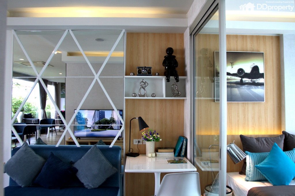 ห้องนอนกับห้องนั่งเล่นแยกส่วนด้วยฉากกั้น