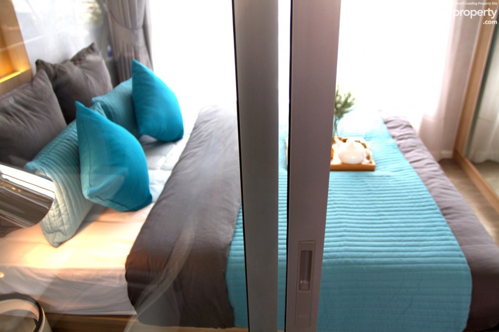 ฉากกั้นห้องเป็นกระจกใสบานใหญ่แบบ 2 ตอน ขอบอลูมิเนียม