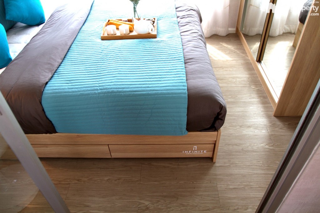 เตียงถูกออกแบบมาให้มีช่องเก็บของพิเศษอยู่ด้างข้างเตียง