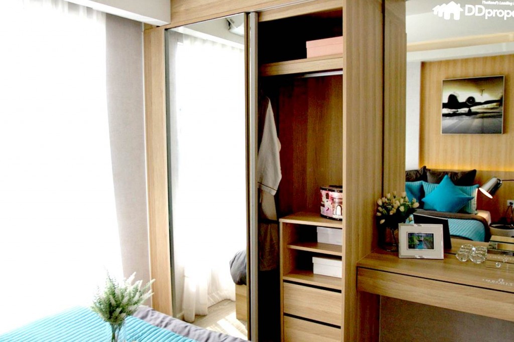 ตู้เสื้อผ้า โต๊ะเครื่องแป้งบิลท์อินมาพร้อมกับห้อง