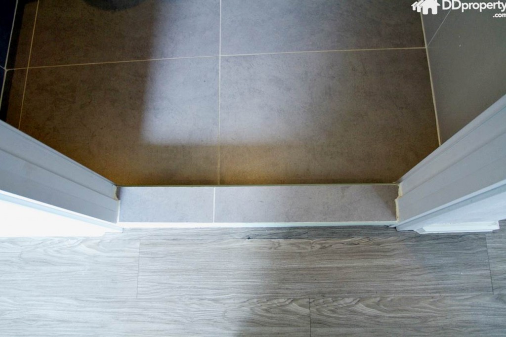 พื้นห้องเป็นไวนิล ส่วนพื้นห้องน้ำเป็นพื้นกระเบื้อง