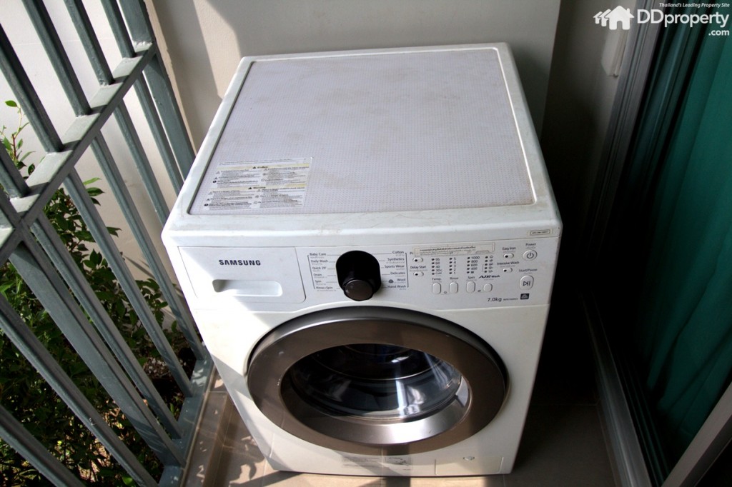 ระเบียงถูกออกแบบให้เป็นพื้นที่ซักล้างมีปลั๊กให้เสียบเครื่องสักผ้า