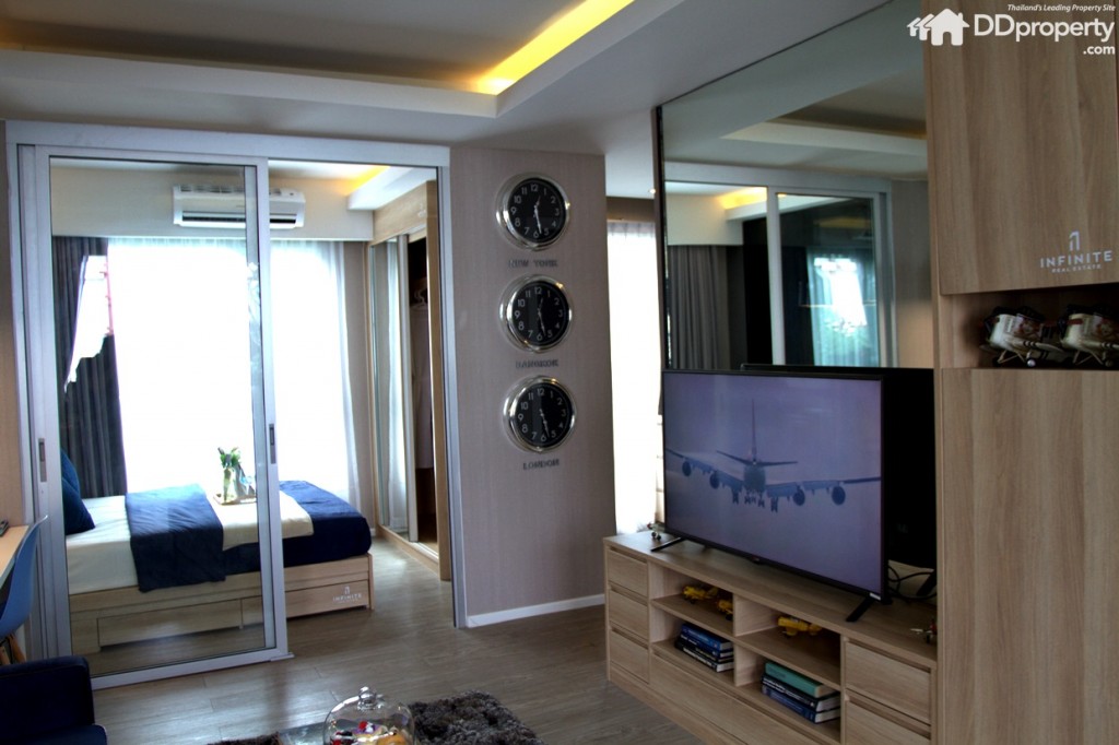 ความสูงจากพื้นถึงเพดานประมาณ 2.5 เมตร