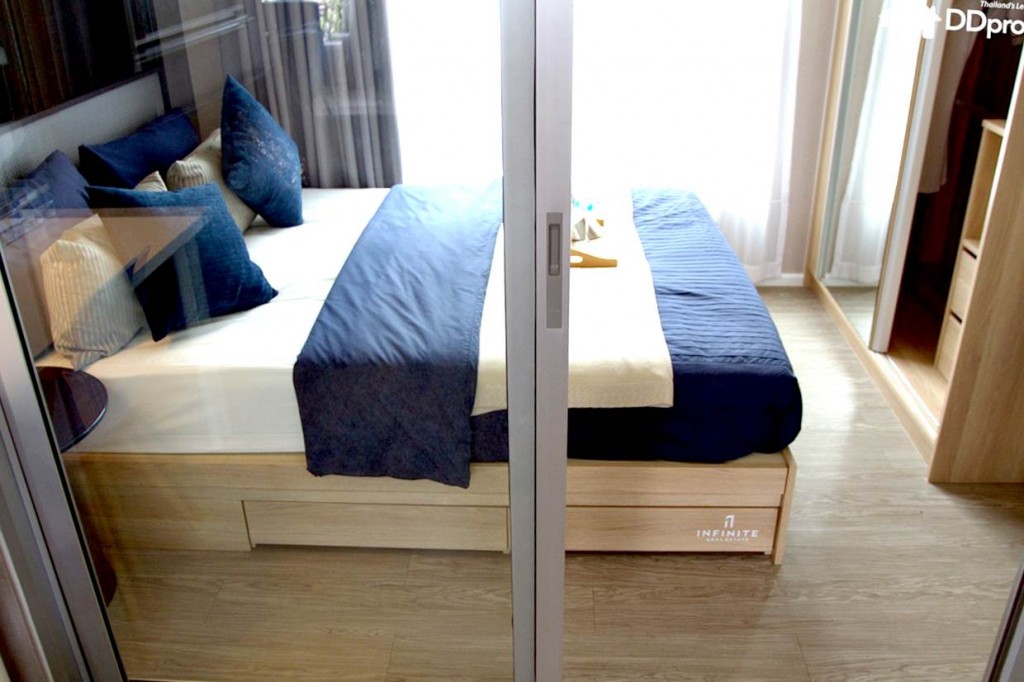 บานเลื่อนแบบกระจกใสสองตอนกันระหว่างห้องนั่งเล่นและห้องนอน