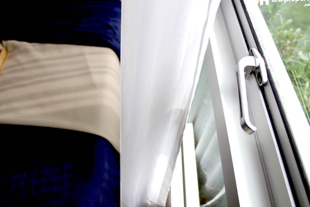 บานกระจกห้องนอนสามารถเปิดปิดได้