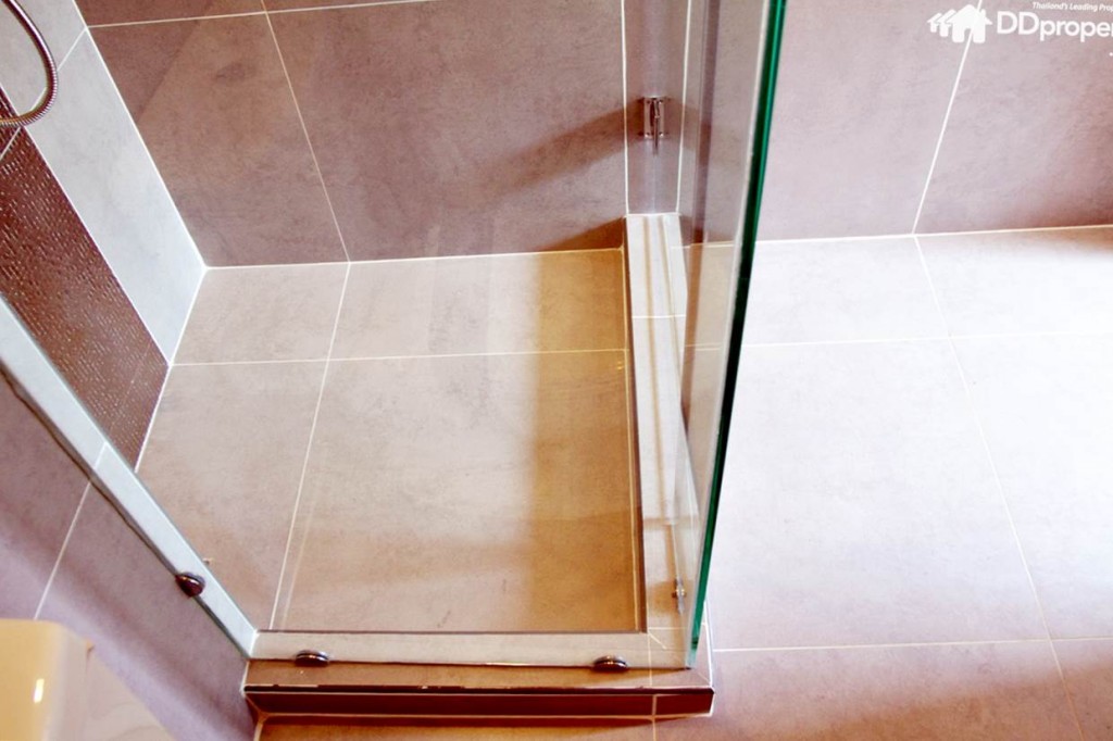 ฉากกั้นห้องน้ำเป็นกระจกใส่ แบบเข้ามุมเป็นมุมฉาก