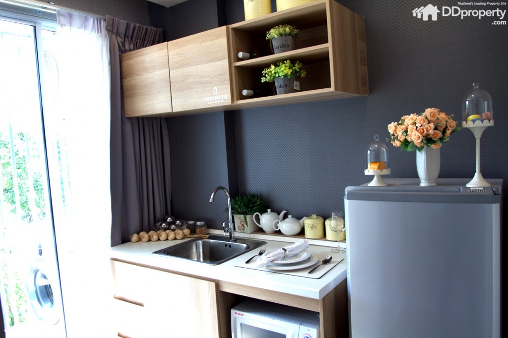 เฟอร์นิเจอร์ห้องครัวที่แถมมา ไม่รวมจานชามหรือของตกแต่ง