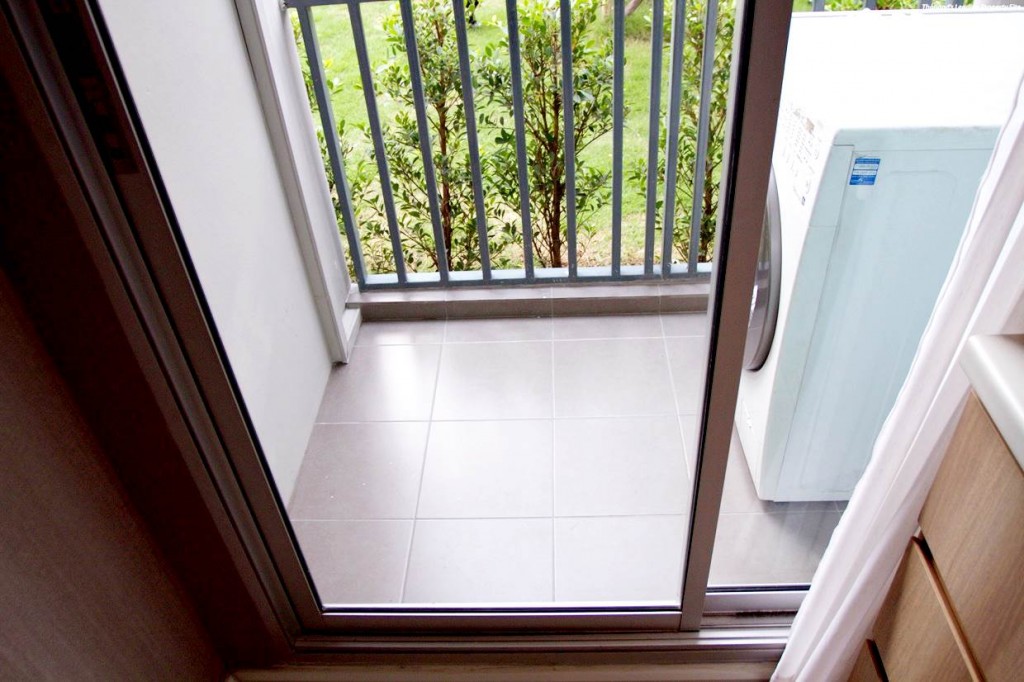 พื้นที่ระเบียงขนาด 1 x 1.7 เมตร