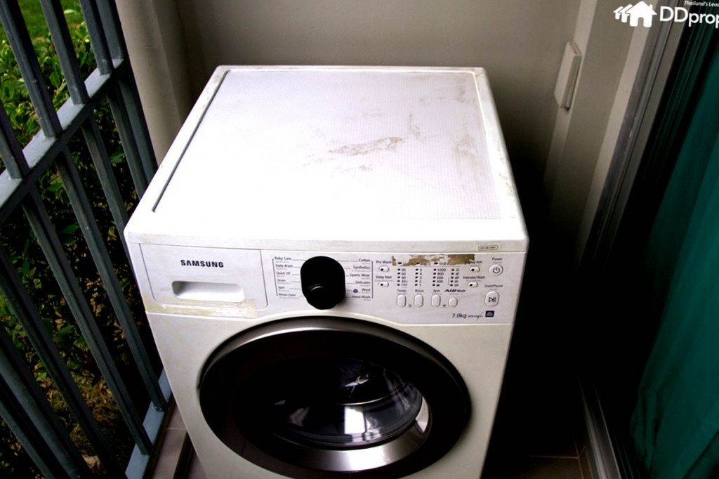 พื้นที่ระเบียงจัดไว้เป็นที่ตั้งเครื่องซักผ้า มีระบบไฟและท่อระบายน้ำพร้อม