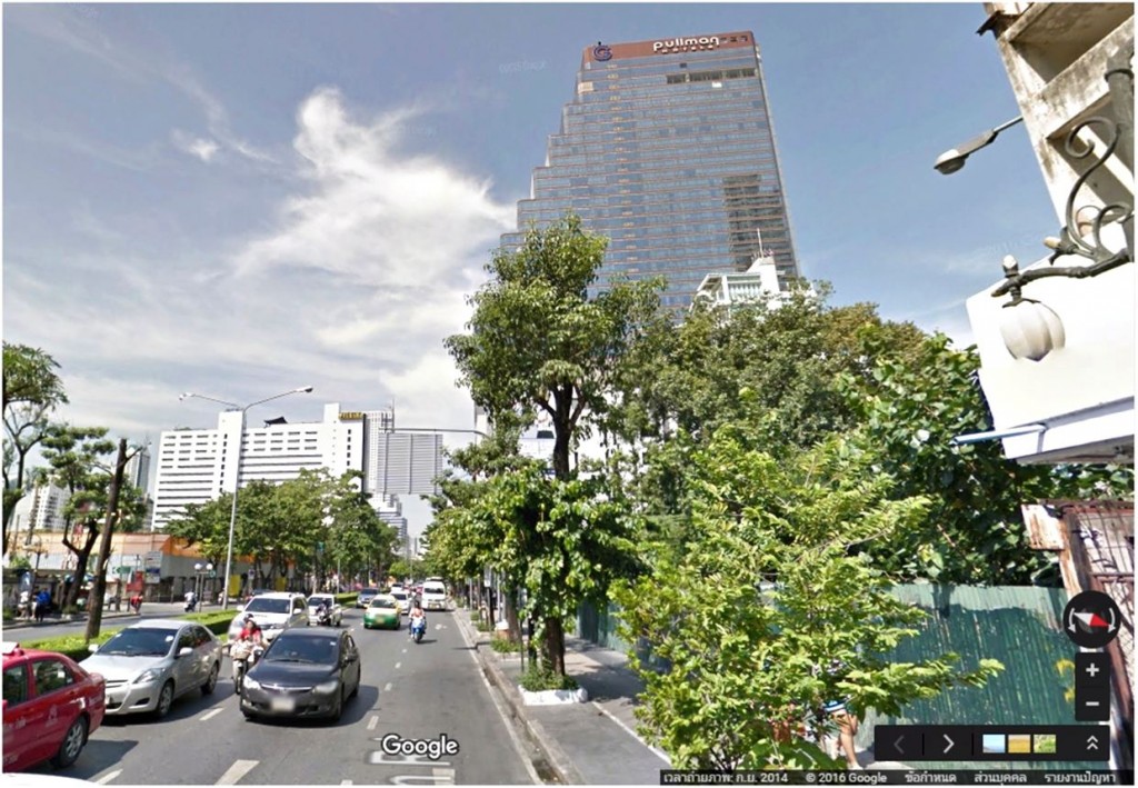 ทิศตะวันตกเป็นโรงแรมพูลแมน กรุงเทพ จี