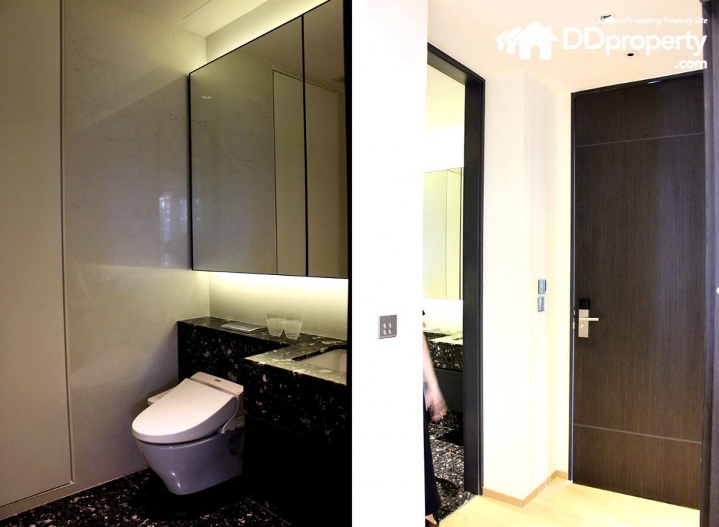 ประตูบาน Full High ขนาดเท่าความสูงของห้อง และห้องน้ำด้านขวามือทางเข้าพร้อมวัสดุจาก Grohe