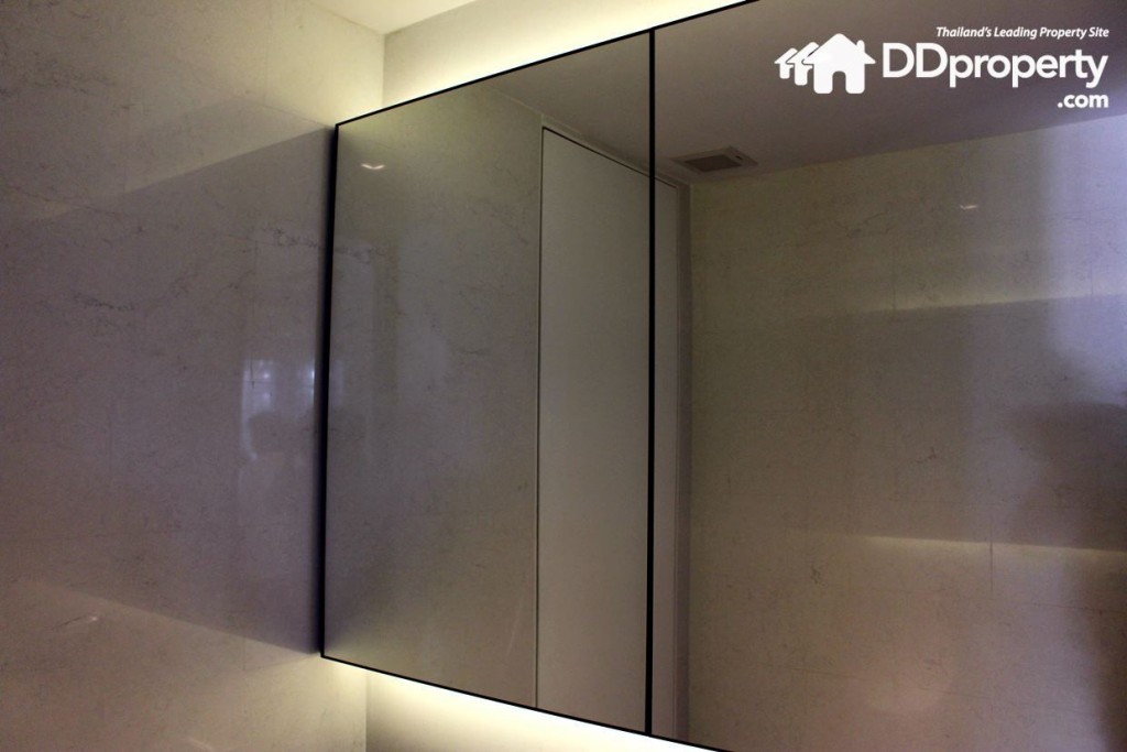 ตู้เก็บของบิวท์อินในห้องน้ำ ที่มีพื้นผิวเป็นกระจก