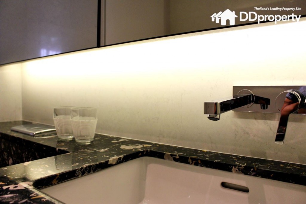 พื้นผิวภายในห้องใช้วัสดุที่เป็นหิน หรือเทียบเท่า