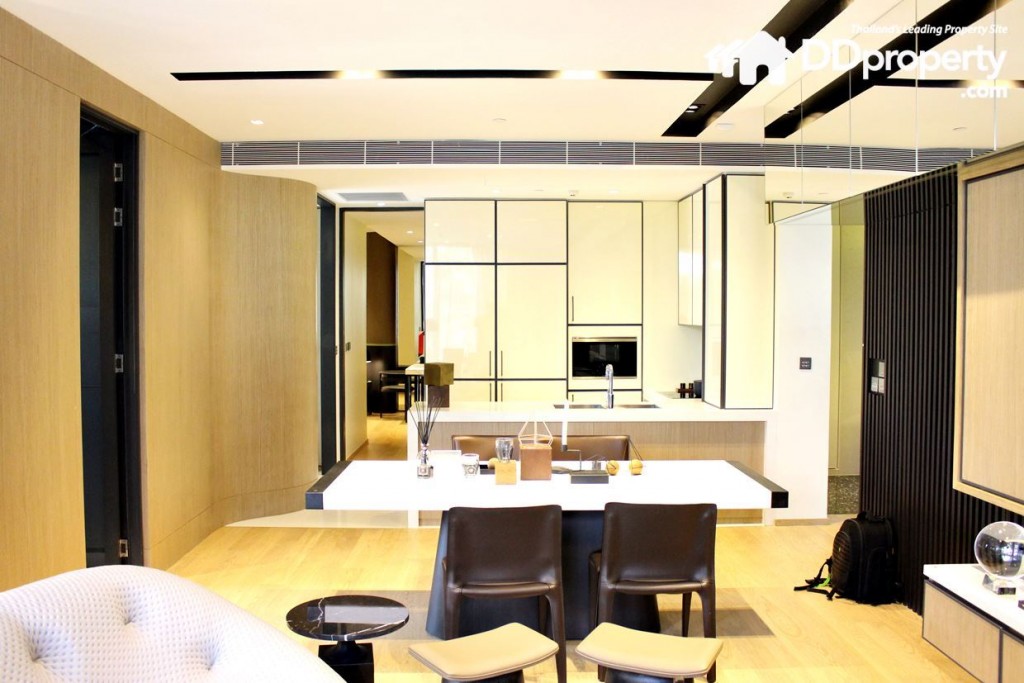 ฝั่งตรงข้ามห้องนั่งเล่นเป็นห้องครัว