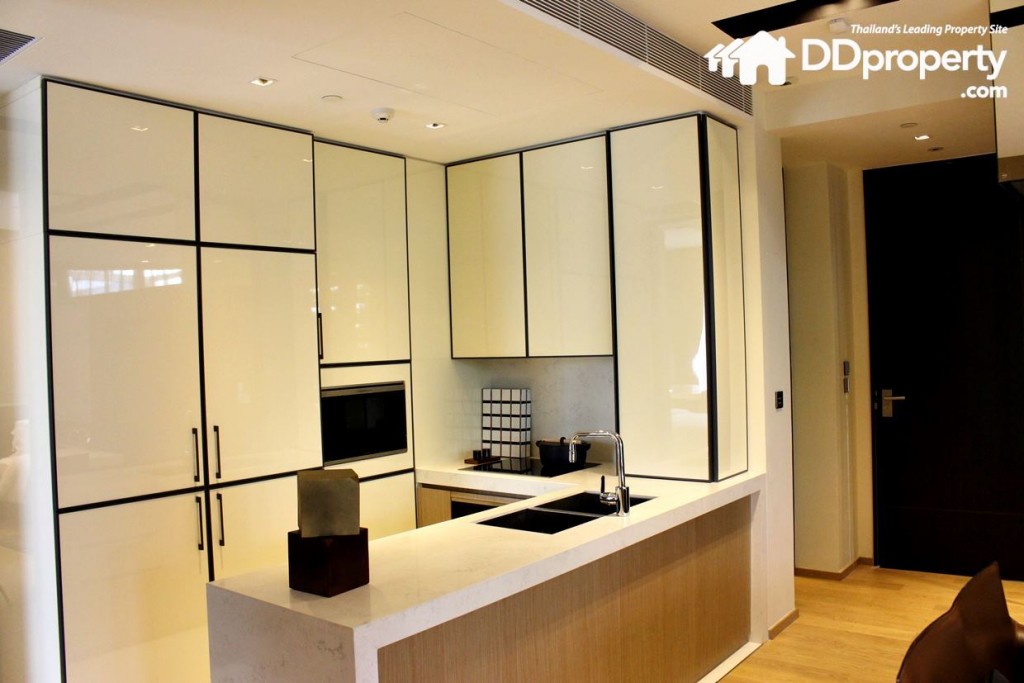 ห้องครัวอยู่บริเวณด้านหน้าทางเข้าที่มาเต็มรูปแบบเหมือนกับห้องตัวอย่าง