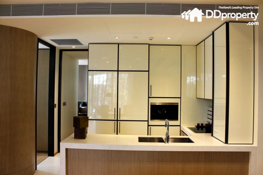 มุมมองภายในห้องครัวพร้อมเฟอร์นิเจอร์บิลท์อินครบชุดมาพร้อมกับห้อง