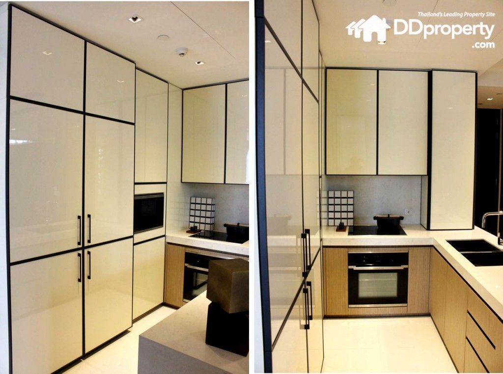 มุมมองภายในห้องครัวพร้อมเฟอร์นิเจอร์บิลท์อินครบชุดมาพร้อมกับห้อง