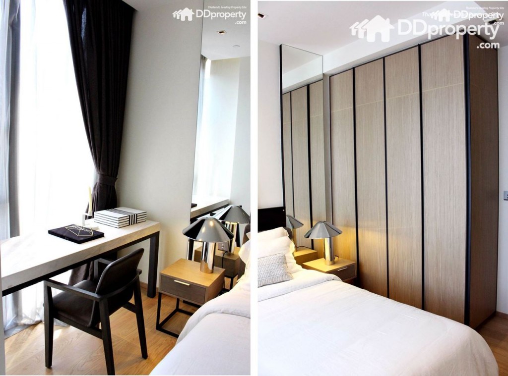 ฝั่งขวาเป็นตู้เสื้อผ้า ซ้ายเป็นโต๊ะหนังสือ