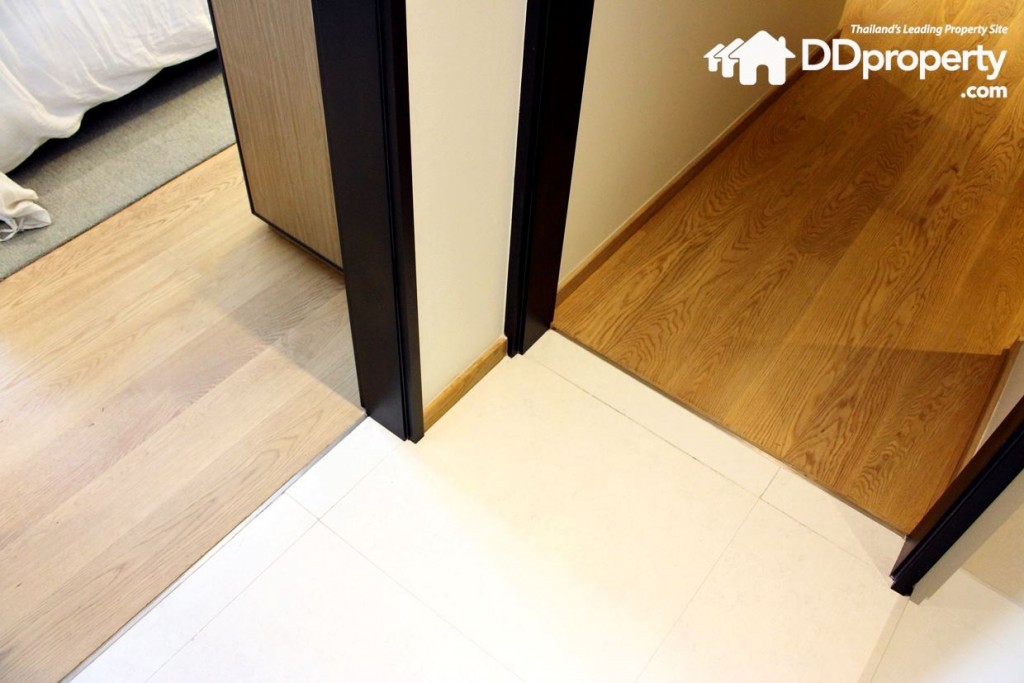พื้นห้องครัวเป็นกระเบื้อง และห้องนอนเป็นพื้นเอนจิเนียริ่งวูด