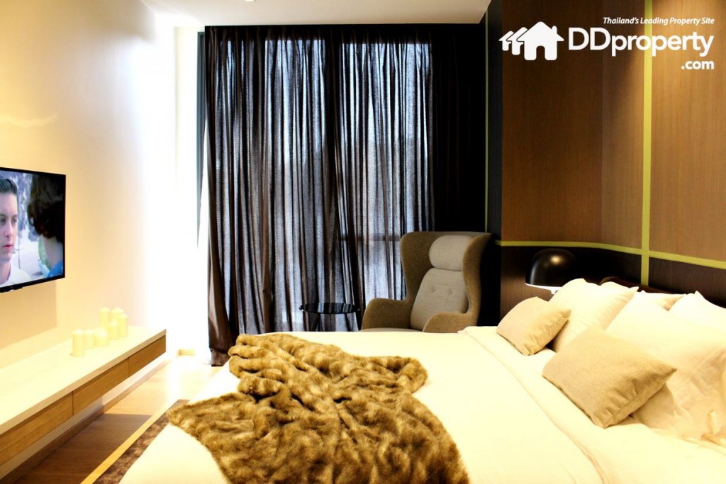 ห้องนอนใหญ่เป็นพื้นที่แนวยาวเป็นทรงสี่เหลี่ยมผืนผ้า