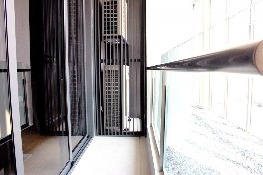 พื้นที่ระเบียงเป็นแนวยาว ขนาด 0.5 x 2 เมตร โดยประมาณ