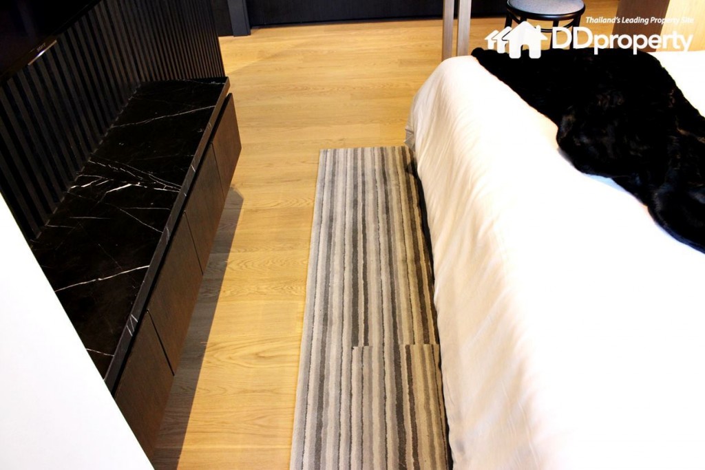 พื้นที่ว่างด้านปลายเตียง และที่วางทีวีแบบบิลท์อินลอยตัว