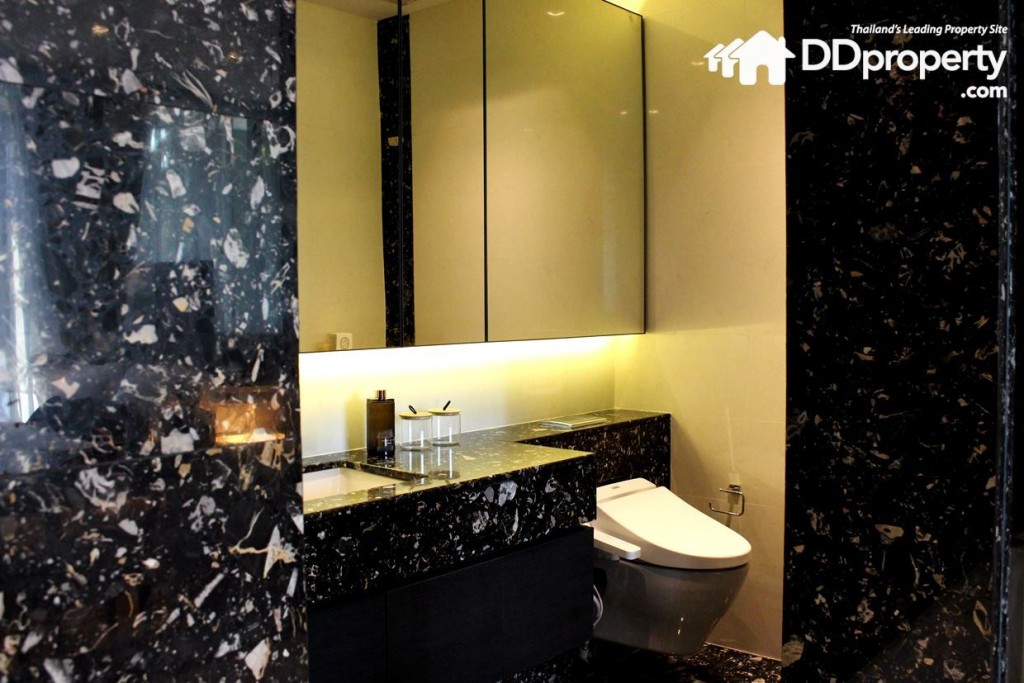 ภายในห้องน้ำเน้นวัสดุที่เป็นหิน หรือเทียบเท่า