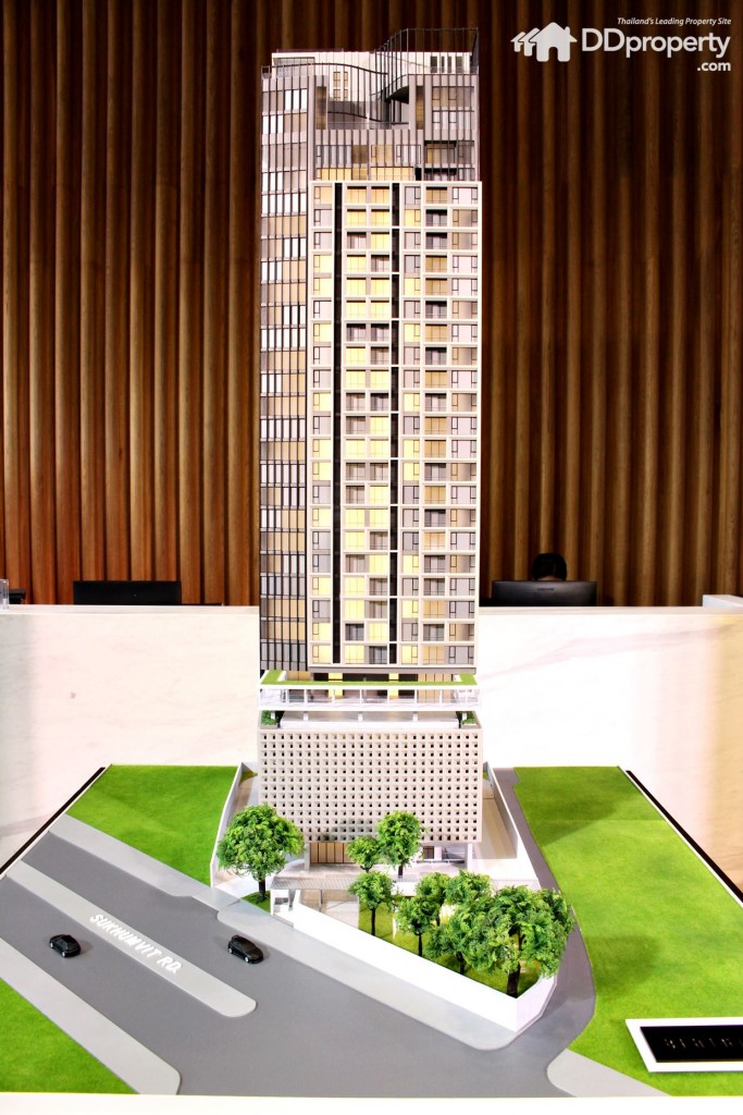 ทิศเหนือ : ติดถนนสุขุมวิทและแนวรถไฟฟ้าบีทีเอสสายสุขุมวิท 