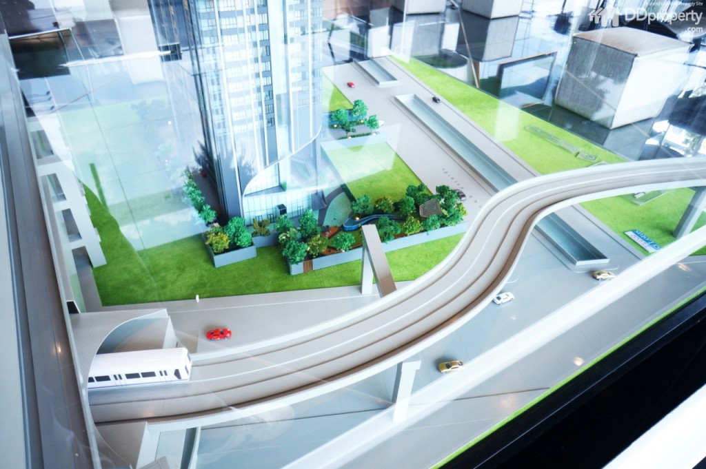 ทางทิศใต้อยู่ใกล้กับรถไฟฟ้าสายสีแดงสถานีบางซื่อ