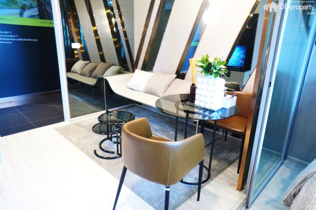 ยังมีพื้นที่พอสำหรับวางโต๊ะรับประทานอาหารสำหรับสองคนได้