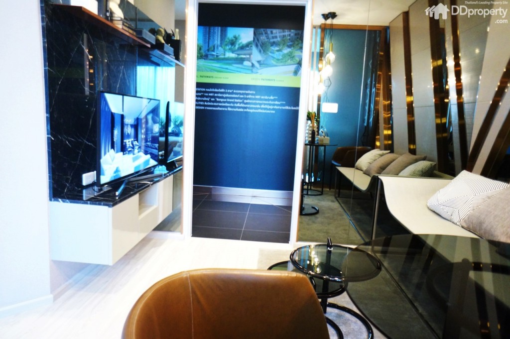 เปิดเข้ามาจะเจอกับโซนสำหรับห้องนั่งเล่น ระยะห่างจากจุดตั้งโซฟาและชั้นวางทีวีอยู่ในระยะที่เหมาะสำหรับวางทีวีขนาด 32-43 นิ้วเพื่อเหมาะกับระดับสายตา 