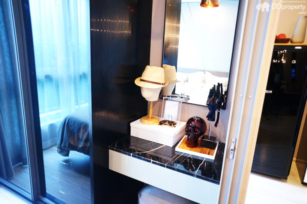 ตรงปลายเตียงยังเหลือพื้นที่ให้วางตู้เสื้อผ้าและจุดโต๊ะเครื่องแป้งได้ (ทางโครงการไม่ได้แถม)