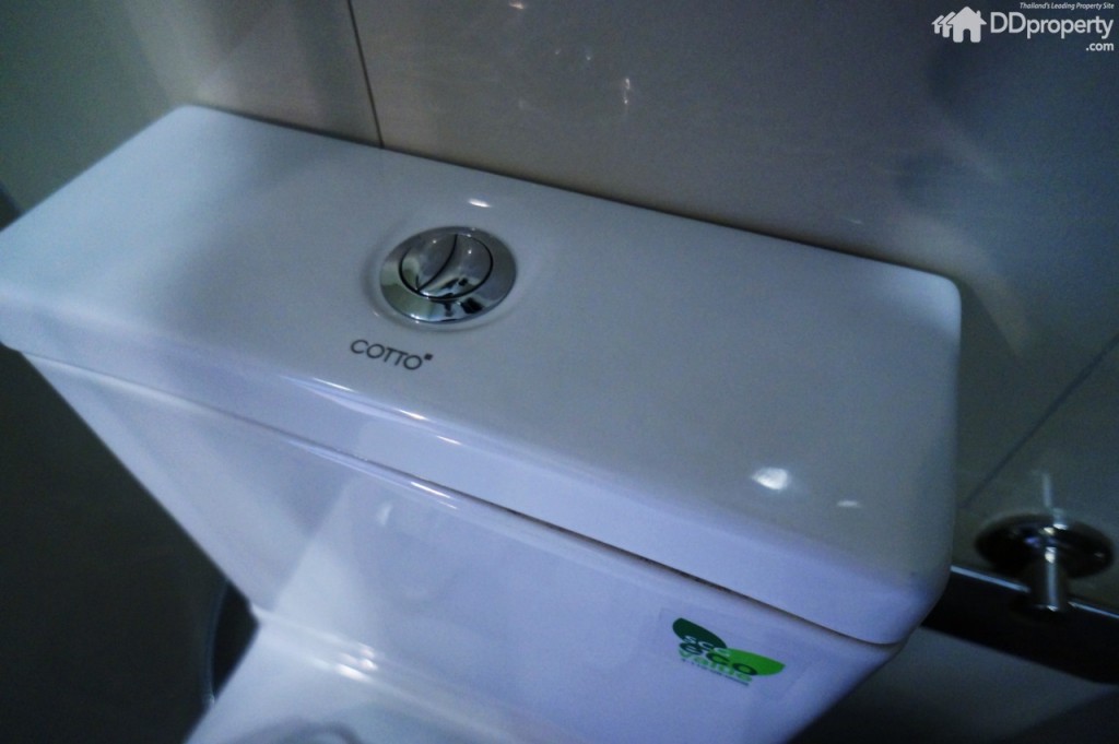 สุขภัณฑ์ที่ทางโครงการแถมให้เป็นแบรนด์ Cotto  