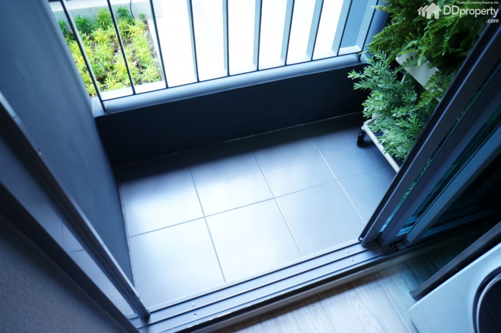 ระเบียงมีขนาด 0.5 x 1 เมตร