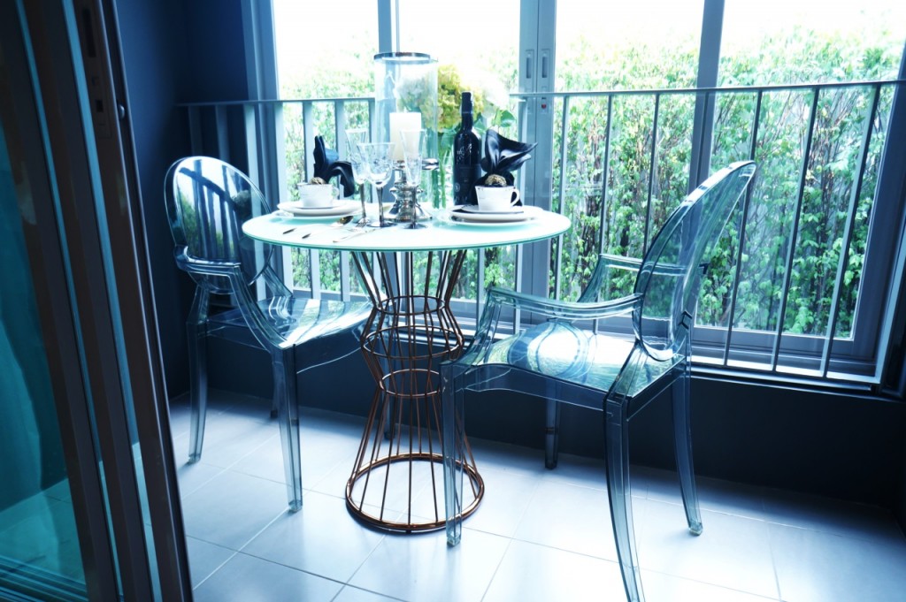 ระเบียงส่วนตัวกว้างพอที่จะสามารถวางโต๊ะสำหรับมื้อน้ำชาได้