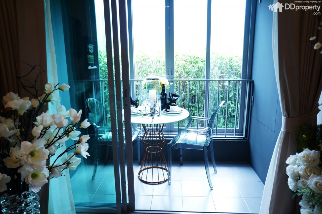 บริเวณห้องรับแขกจะติดกับระเบียงส่วนตัวขนาดกว้างยาว 2 x 1 เมตร