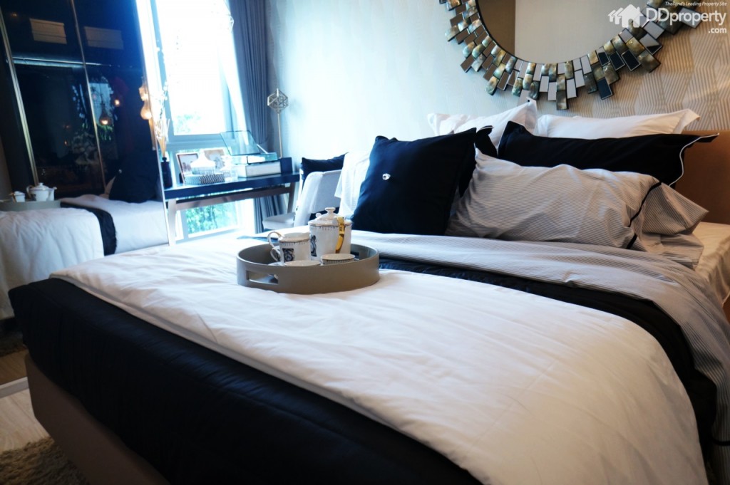 ขนาดห้องกว้างพอที่จะวางเตียงคิงไซส์ 6 ฟุตได้สบายๆ