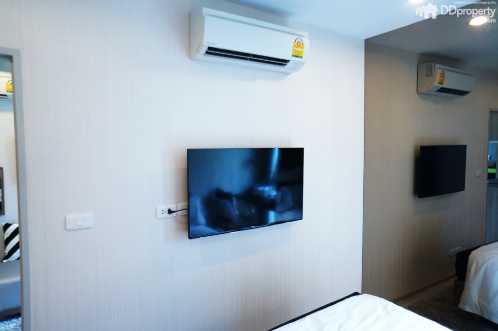 แต่ถ้าจะให้ติดชั้นวางทีวีคงไม่เหลือที่ให้เดินผ่าน ทางโครงการให้ไอเดียว่าควรจะเป็นทีวีติดผนังดีกว่า