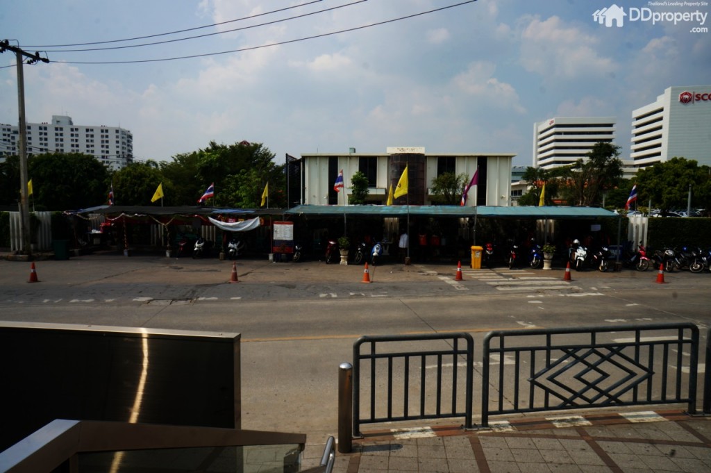 ฝั่งตรงข้ามจะเป็นวินมอเตอร์ไซค์ (ค่าบริการจากวินไปยังโครงการประมาณ 20 บาท)