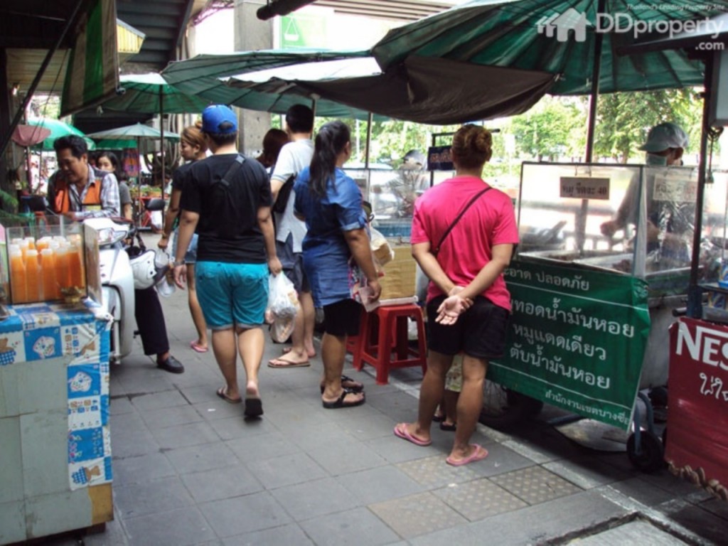 ร้านค้าอาหารมากมายเรียงรายกันน่าชิม