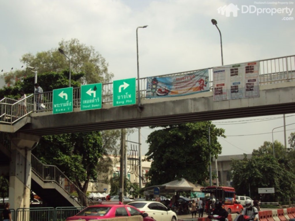 สะพานลอยหน้าโครงการสามารถข้ามไปยังโลตัสได้เลย และมีป้ายบอกทางที่สามารถเชื่อมต่อไปยังถนนอื่นๆ ได้