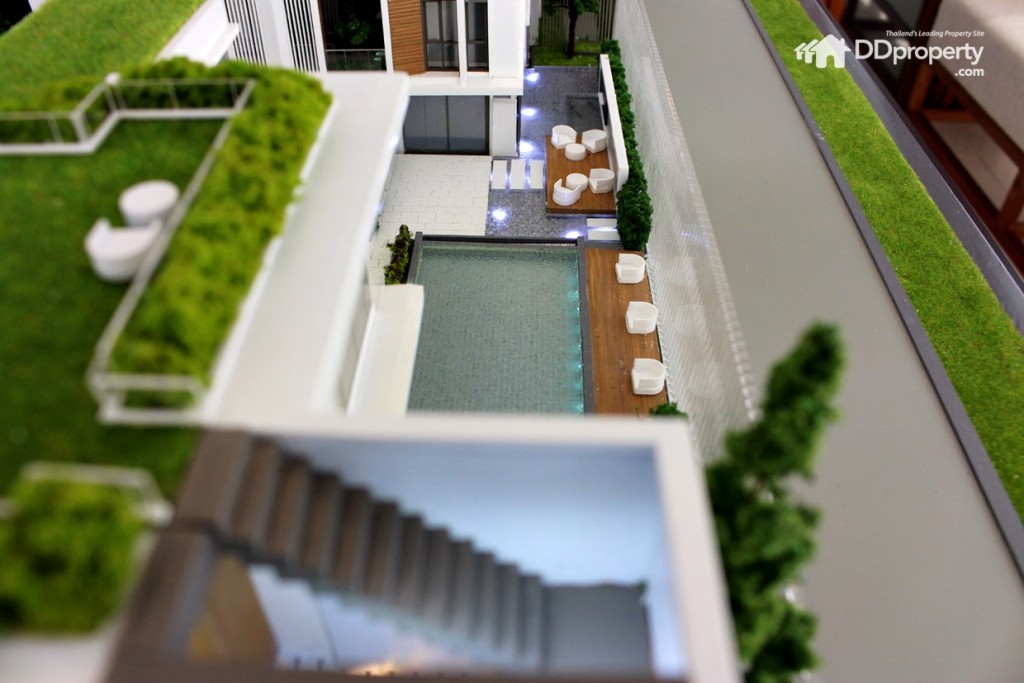 สระว่ายน้ำอยู่ระหว่างคลับเฮ้าส์ และพื้นที่พักอาศัย