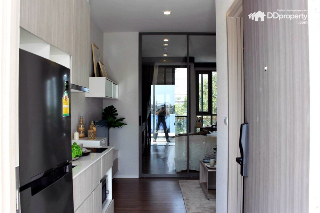 ห้องน้ำอยู่ด้านซ้ายมือทางเข้า