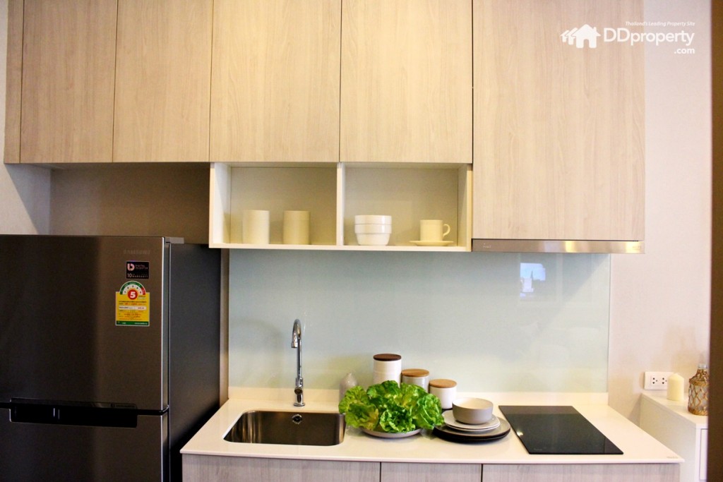 ด้านบนเป็นชั้นเก็บของบิลท์อินลอยตัว