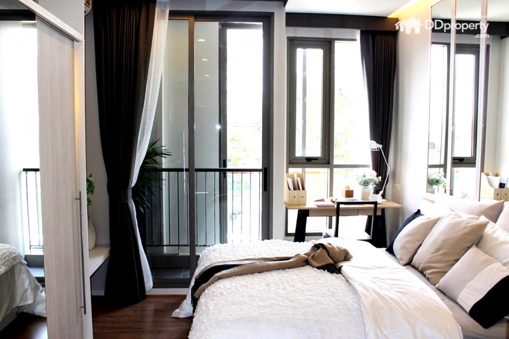 พื้นที่ห้องนอนดูโปร่งโล่งดูสบายตา