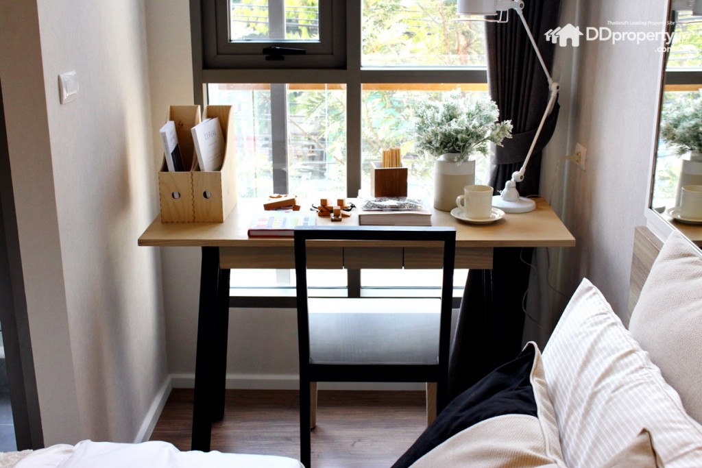 โต๊ะทำงานด้านข้างเตียง