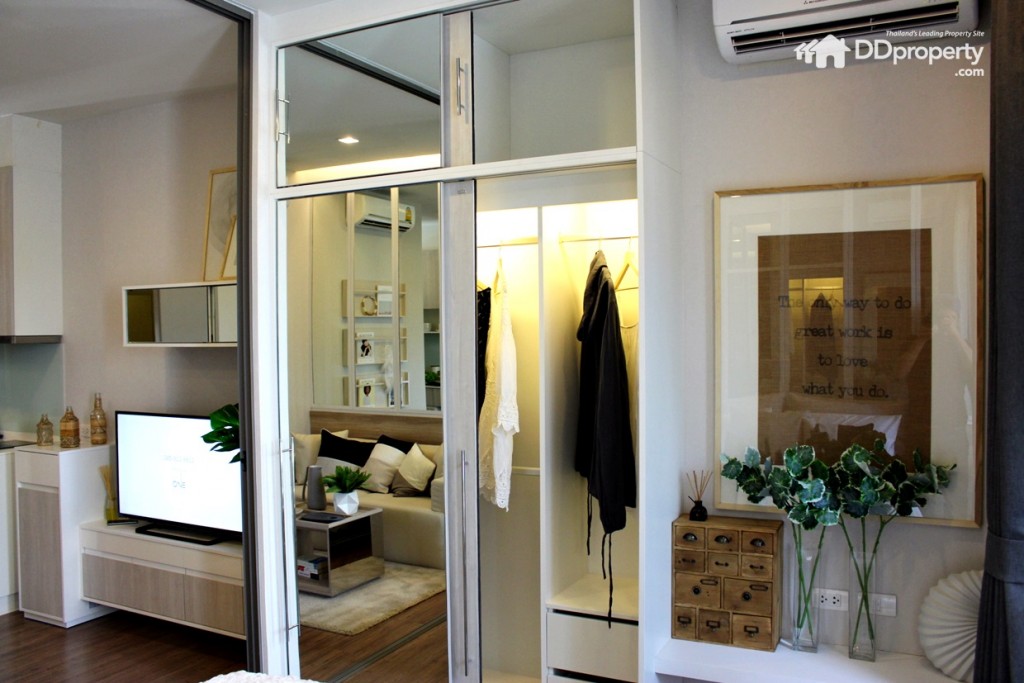 ตู้เสื้อผ้าบิลท์อินอยู่ภายในห้องนอน