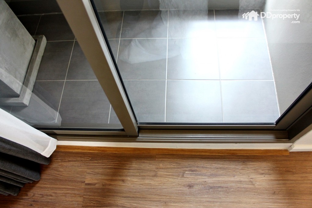 พื้นห้องเป็นไวนิลลายไม้