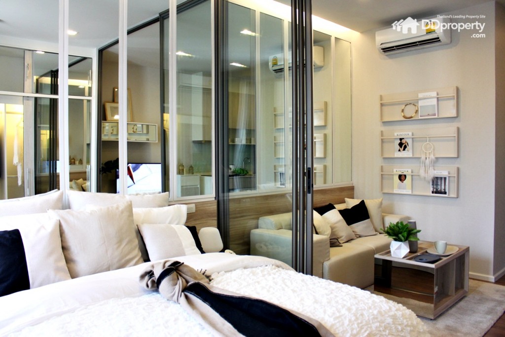 ห้องนอนและห้องนั่งเล่นถูกกั้นแยกส่วนกัน