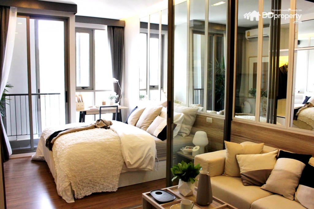 ด้วยความสูง 2.8 เมตร ซึ่งเป็นถือพิเศษสำหรับโครงการนี้ เพราะโครงการโลว์ไรส์ทั่วไปความสูงจะอยู่ที่ 2.4 ถึง 2.5 เมตรเท่านั้นเอง ทำให้ภายในห้องดูโปร่งโล่งสวยงามดีทีเดียว